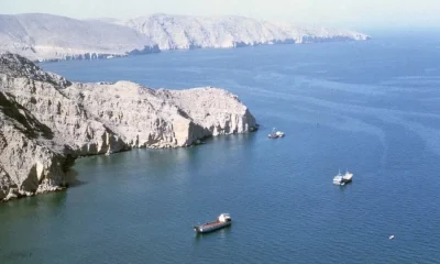 İran Hürmüz Boğazı’ndan geçmeye kalkan gemileri vuracağını açıkladı..