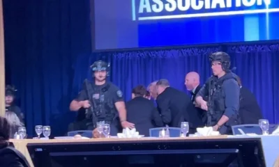 Haydutluk taslayan Trump silah sesi korkusuyla yere kapaklandı!.