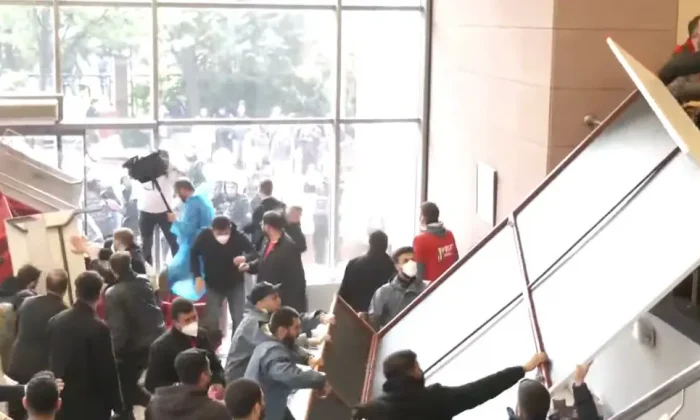 Polis CHP Genel Merkezini boşaltmaya başladı!.