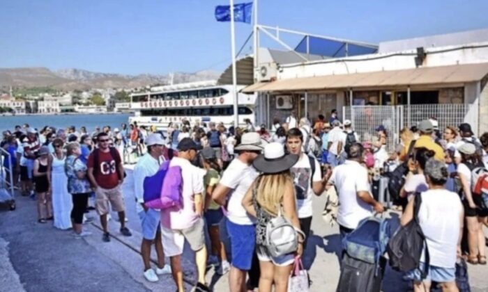 En koyu Atatürkçülerimiz bu bayramda da soluğu denize döktükleri Yunanların yanında aldı!.