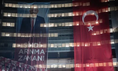 CHP Genel Merkezi Kılıçdaroğlu’nun dev posteri ile donatıldı..