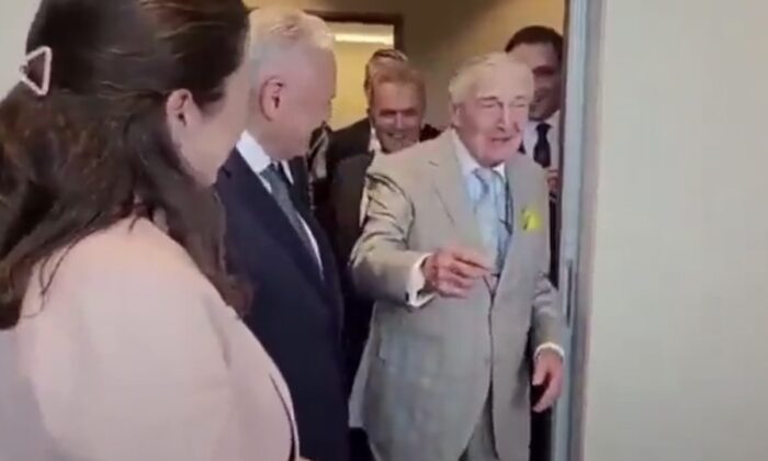 Rahmi Koç’un Kürtleri alay konusu yapmaya kalktığı alçak fıkrasına tepkiler çığ gibi!.