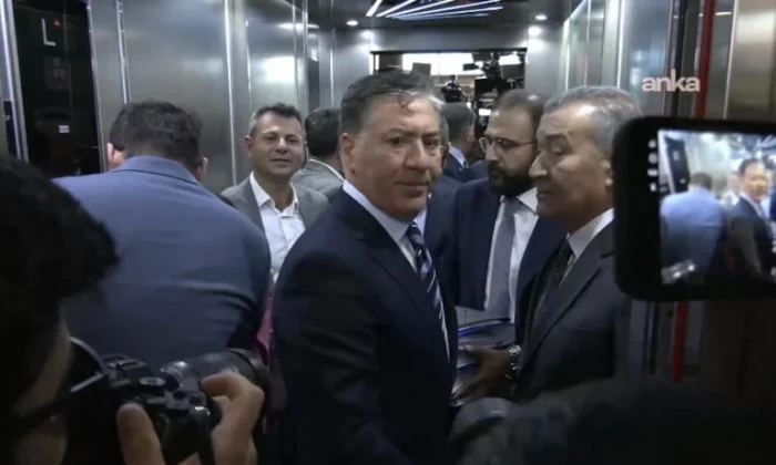 Ekremciler kurultay için toplanan imzaları genel merkeze getirdi..