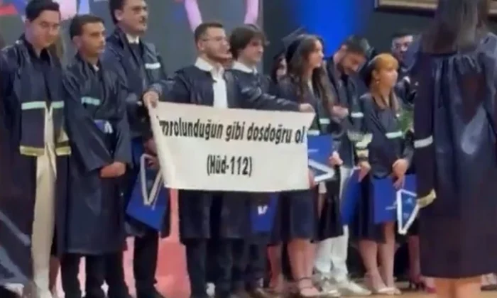 Yeditepe Üniversitesi mezuniyetinde pankart skandalı!. Ayeti engellediler!.