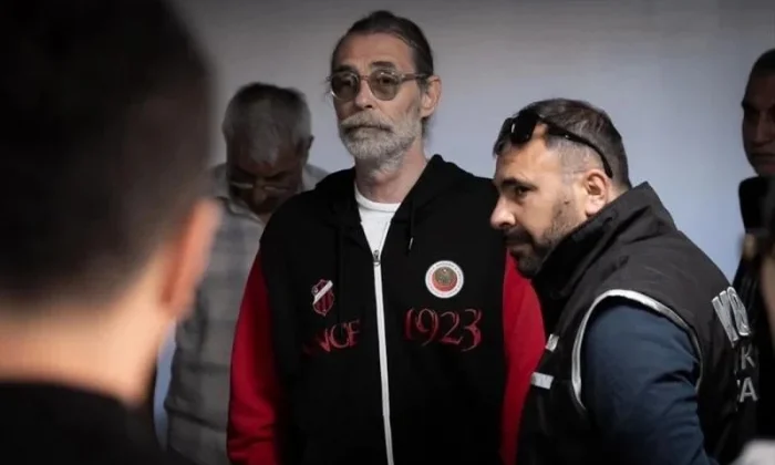 Rüşvet ve yolsuzluktan tutuklanan CHP’li Erdal Beşikçioğlu görevden uzaklaştırıldı!.