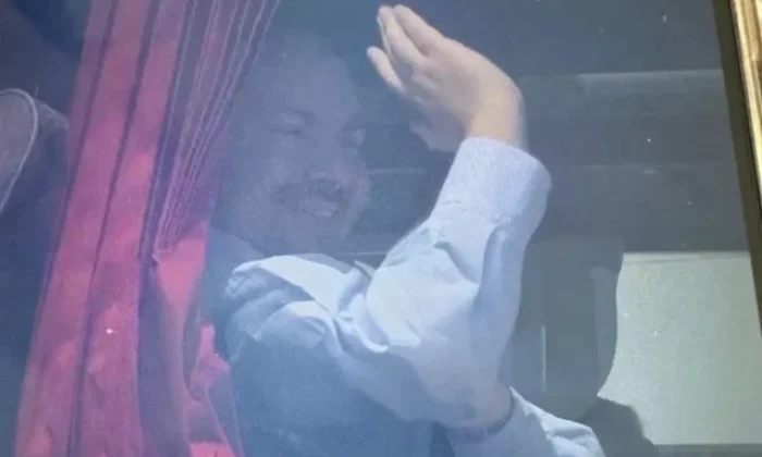 Cezaevine giderken kerizlerini selamlamayı ihmal etmedi!.