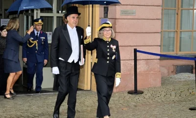 Kopenhag Stockholm Büyükelçileri güven mektubu sunmaya kuyruklu uşak frakıyla gitti!.