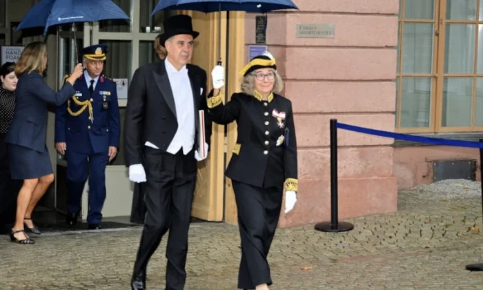 Kopenhag Stockholm Büyükelçileri güven mektubu sunmaya kuyruklu uşak frakıyla gitti!.