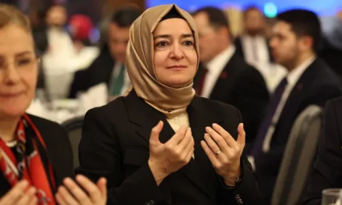 Fatma Betül Sayan Kaya tokatladığı 2 milyarı iade etti!.