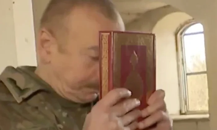 Başörtüsü yasağını onaylayan Aliyev gelen tepkiler üzerine Müslüman Lider rollerine büründü!.