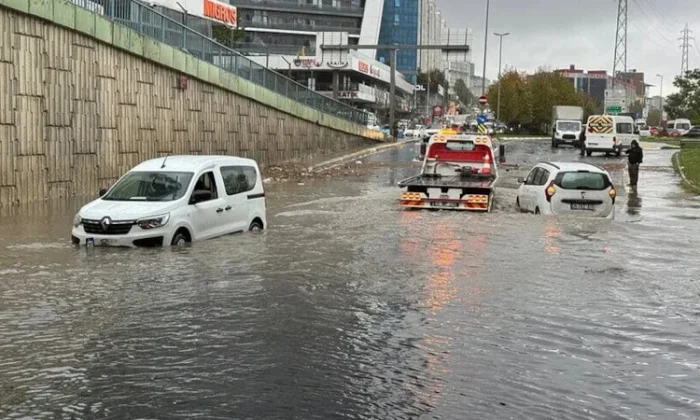 İstanbul’da eğitime şiddetli yağış ve fırtına engeli!.