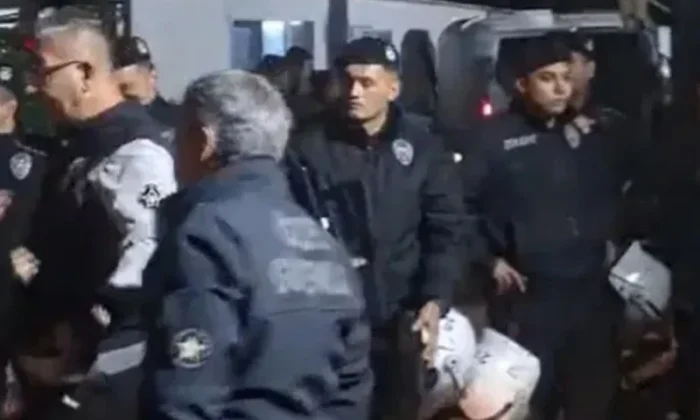 Üniversiteli köpekperestler sokak köpekleri için polise saldırdı!.