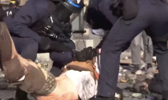 Fsansız polisi göstericileri bayıltana kadar dövüp gözaltına alıyor!.